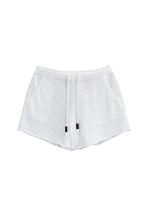 белый Трикотажные короткие шорты из 100% льна. Модель свободного кроя с двумя боковыми карманами и регулиремым поясом на кулиске.