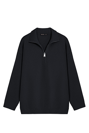 черный Трикотажный джемпер из вискозы с воротником-стойкой. Модель свободного силуэта со спущенной линией плеча и застежкой на молнию. Манжеты рукавов, воротник и низ изделия выполнены в рубчик. 