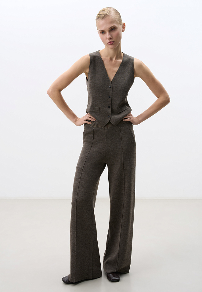 Трикотажный жилет на кнопках