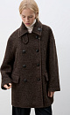Двубортное пальто из шерсти. <br />
Модель прямого кроя со спущенной линией плеч,&nbsp;&nbsp;карманами на груди и накладными карманами с клапанами. Застежка на пуговицы. Изделие декорировано брендированными ярлыками на воротнике. На подкладке.