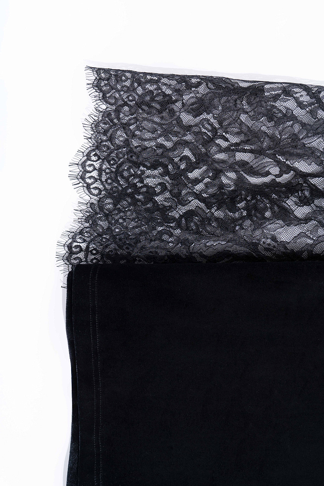 Бархатное платье макси с кружевом