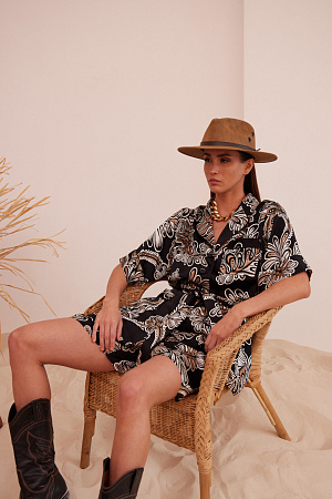 черный Атласный, принтованный костюм. Рубашка на пуговицах с поясом и накладными карманами. Шорты на резинке с боковыми карманами.