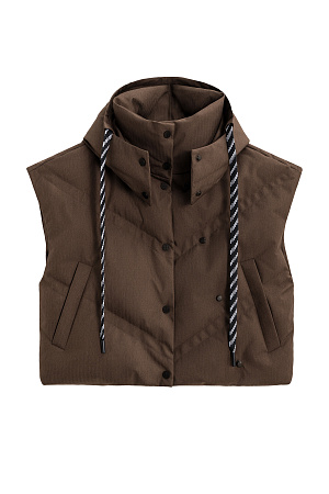 коричневый Стеганый жилет на пуху с двойной отстрочкой. Модель с капюшоном и воротником-стойкой. Застежка на кнопки. Низ изделия выполнен на регулируемой кулиске. 