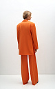 Классический костюм, состоящий из однобортного жакета и брюк палаццо. Жакет прямого кроя судлиненной спинкой, лацканами и двумя прорезными карманами с клапанами. Брюки прямого кроя с боковыми карманами и застежкой на молнию.