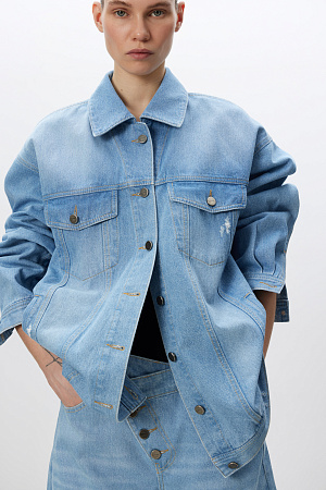 голубой Джинсовый жакет из 100% хлопка. Модель прямого кроя, с отложным воротником, длинными рукавами с манжетами на пуговицах. Изделие декорировано накладными карманами на груди и боковыми карманами спереди. Застежка на пуговицы.