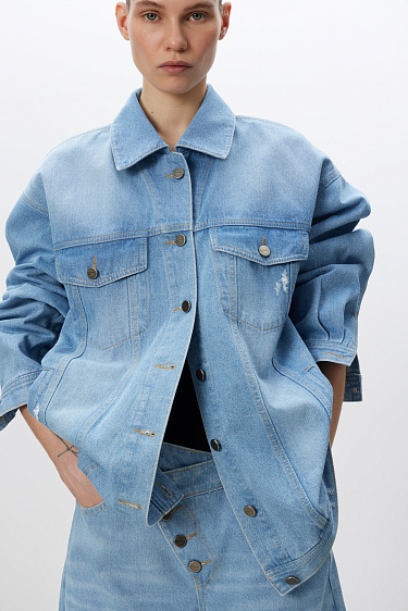 Джинсовый жакет с отложным воротником 
