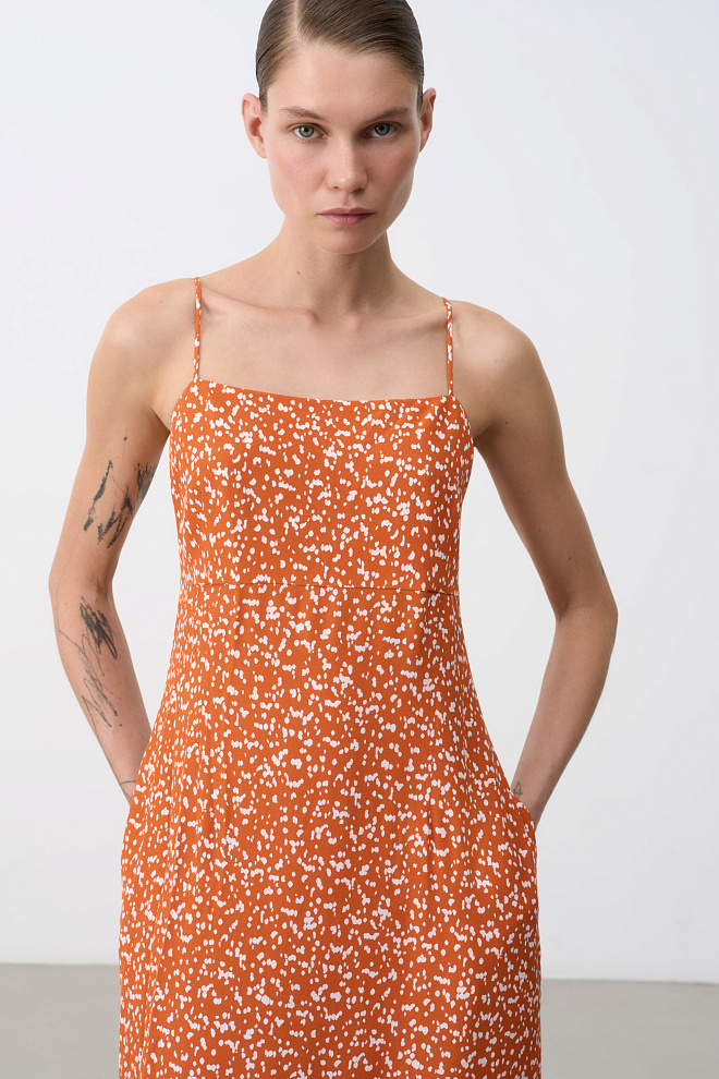 Принтованный сарафан на тонких бретелях