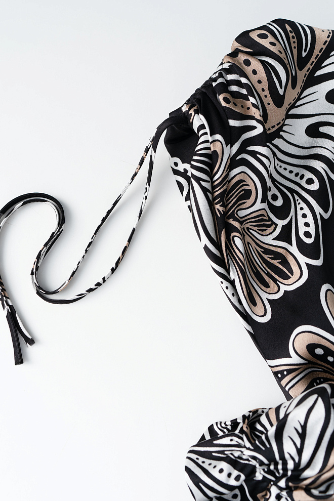 Принтованное атласное платье