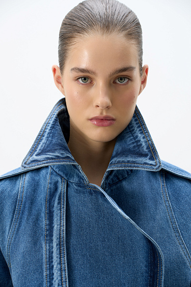 Джинсовый тренч с кокеткой и патами