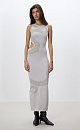 Трикотажное платье длины макси из вискозы. Модель приталенного силуэта, без рукавов, круглым вырезом горловины и вырезом на талии. Края изделия выполнены в рубчик. Ключевой деталью платья является принт в виде змеи, опоясывающий силуэт. 