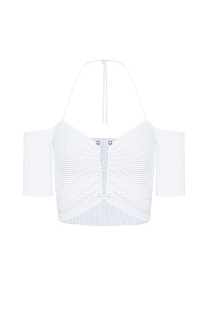 белый Трикотажный укороченный топ, декорированный металлической перемычкой на груди. Модель с открытыми плечами, короткими рукавами и тонкими бретелями, завязывающимися на шее.