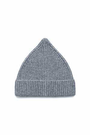 серый Трикотажная шапка с отворотом. Модель из смесовой шерсти с добавлением кашемира.
