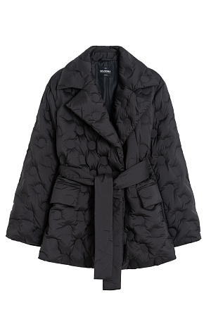 черный Утепленный пуховик на запах. Модель свободного силуэта с карманами спереди и поясом в тон. Изделие декорировано брендированным тиснением. На подкладке.