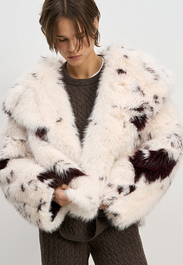 Шуба из экомеха с анималистичным принтом