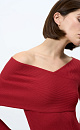 Трикотажный топ из вискозы с длинным рукавом и открытым плечом. 