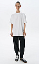 Футболка из 100% хлопка. Модель свободного силуэта, с круглым вырезом горловины и спущенной линией плеча.