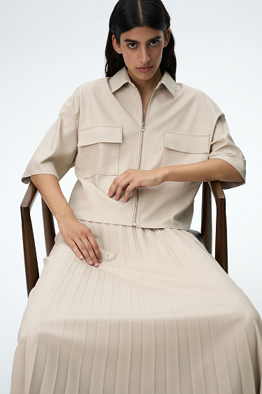 Рубашка из экокожи с накладными карманами