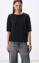 Трикотажная футболка из хлопка с добавлением вискозы. Модель свободного силуэта, со спущенной линией плеч и круглым вырезом горловины. Края изделия выполнены в рубчик. 