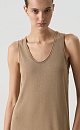 Трикотажная майка из вискозы. Модель свободного силуэта, без рукавов, на широких бретельках, с U-вырезом горловины и глубокой проймой. Кулиски по бокам изделия позволяют регулировать длину и создавать драпировку.