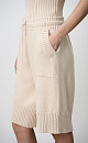Трикотажные шорты из 100% хлопка. Модель прямого кроя длины до колен, со средней посадкой, боковыми карманамии регулируевым поясом на кулиске. Края изделия выполнены в рубчик.