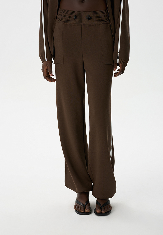 Спортивные брюки с лампасом