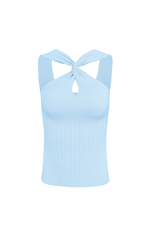 голубой Трикотажный топ с двойным перекрутом на груди. Модель приталенного силуэта с открытыми плечами.
