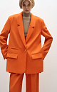 Классический костюм, состоящий из однобортного жакета и брюк палаццо. Жакет прямого кроя судлиненной спинкой, лацканами и двумя прорезными карманами с клапанами. Брюки прямого кроя с боковыми карманами и застежкой на молнию.