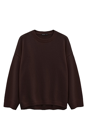 коричневый Трикотажный джемпер из 100% хлопка. Модель свободного силуэта со спущенной линией плеч и круглым вырезом горловины. Края изделия выполнены в рубчик. Дополнить образ можно юбкой.
