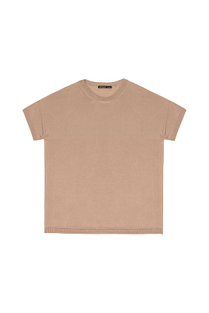 бежевый Цельновязаная футболка из 100% вискозы. Модель свободного силуэта, со спущенной линией плеча и круглым вырезом горловины. Края изделия выполнены в рубчик.