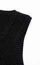 Трикотажный топ из висозы. Модель приталенного силуэта с фигурным низом, без рукавов, на широких бретельках. Изделие выполнено в горизонтальный рубчик. 