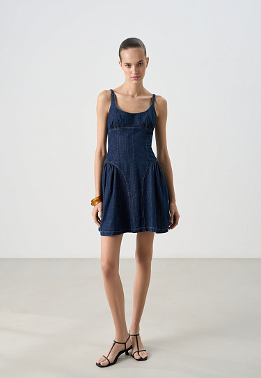 Джинсовое платье мини с акцентом на талии