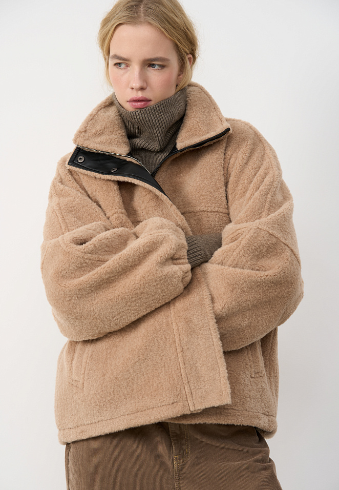 Шуба из экомеха с воротником-стойкой