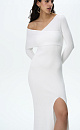 Трикотажное платье длины миди из вискозы. Модель облегающего силуэта, с асимметричным вырезом, длинными рукавами и высоким разрезом на бедре. Платье выполнено в рубчик. Вырез горловины и лиф изделия декорирован отлетной деталью и открытым плечом.