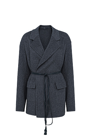 графит Жакет из двусторонней шерстной ткани на запах. Модель прямого кроя с отложным воротником и накладными карманами с клапанами. Изделие выполнено без подкладки. Тонкий пояс из экокожи в комплекте.