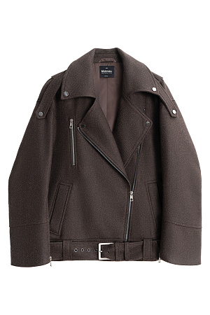 коричневый Жакет-косуха из шерсти. Модель свободного силуэта со спущенной линией плеч и косой застежкой. Изделие декорировано эполетами на плечах, широким поясом с пряжкой на талии, боковыми и нагрудным карманом. Изделие на подкладке.