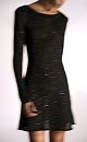 Трикотажное платье длины мини из хлопка с пайетками. Модель приталенного силуэта с длинными рукавами и открытой спиной. Манжеты рукавов и подол декорированы валиками.