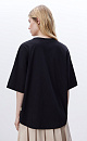 Oversize футболка из хлопка. Модель свободного силуэта со спущенной линией плеч, круглым вырезом горловины и арочным низом.