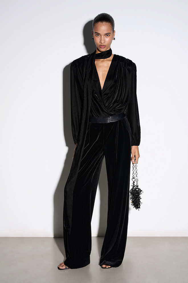 Бархатный блузон с шарфом