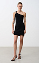 Трикотажное платье длины мини из вискозы. Модель приталенного силуэта, без рукавов, с лямкой на одно плечо, декорированной металлической перемычкой. 