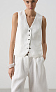 Классический жилет из 100% льна. Модель прямого кроя, с V-образным вырезом, карманами и застежкой на пуговицы.