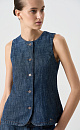 Джинсовый жилет из 100% хлопка. Модель приталенного силуэта, с круглым вырезом горловины и застежкой на пуговицы. Изделие без выполнено без подкладки.