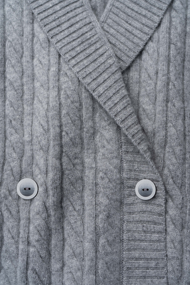 Кардиган с объемными косами