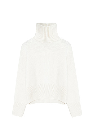 белый Трикотажный джемпер с шерстью альпака. Модель свободного силуэта с высоким воротником, спущенной линией плеча и длинными рукавами. Манжеты и низ изделия в рубчик.