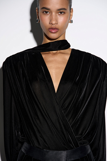 Бархатный блузон с шарфом