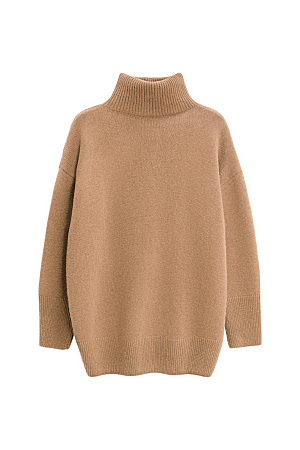 бежевый Трикотажный джемпер из мягкой шерсти с добавлением кашемира. Высокий ворот, заниженная линия плеч, удлиненная спинка. Края изделия сделаны в широкий рубчик. Можно дополнить комплектными брюками.