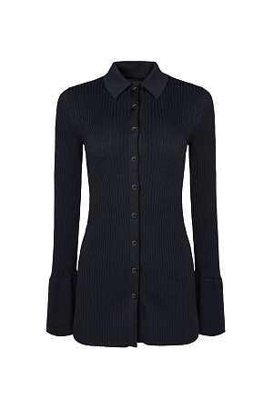 черный Трикотажный кардиган-рубашка из вискозы. Модель приталенного силуэта, с длинными рукавами, расклешенными манжетами с разрезами, классическим отложным воротником и застежкой на пуговицы.