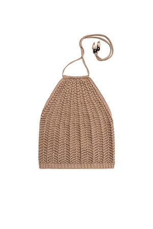 бежевый Трикотажный топ из хлопка. Модель без рукавов, с открытой спиной и вырезом халтер с завязками, декорированными бусинами. Вязка выполнена узором "ёлочка".