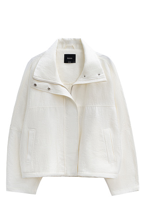 молочный Бомбер из вискозы с воротником-стойкой. Модель свободного силуэта со спущенной линией плеча и боковыми карманами. Низ изделия выполнен на резинке. Застежка на молнию под планкой с кнопками.