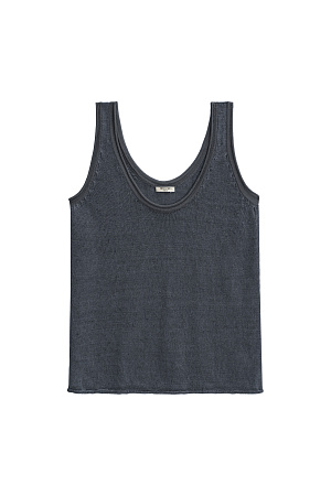 серый Трикотажный топ из 100% льна. Модель прямого кроя, на широких бретелях, с глубокой проймой и U-образным вырезом горловины. Края изделия выполнены в рубчик.