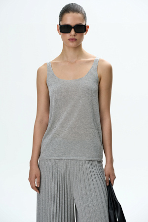 серый Цельновязаная полупрозрачная майка из вискозы. Круглый вырез и тонкие бретели.
